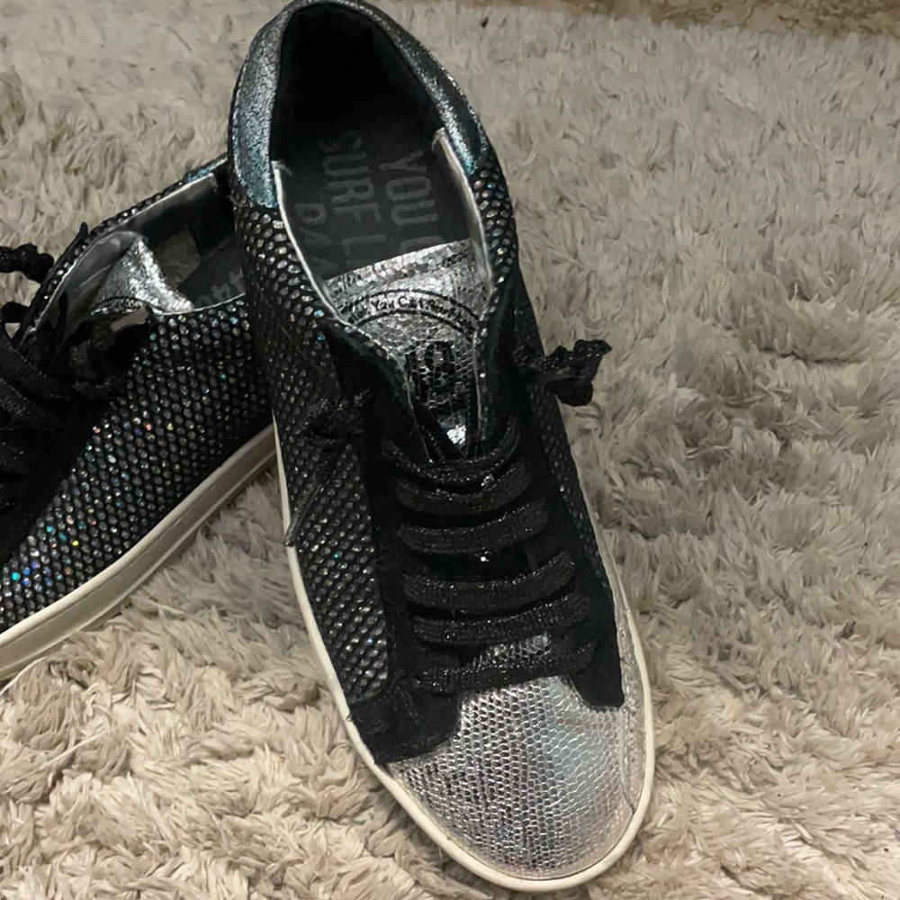 P448 dressy sneakers size 39 great condition multicolored silver and metallc